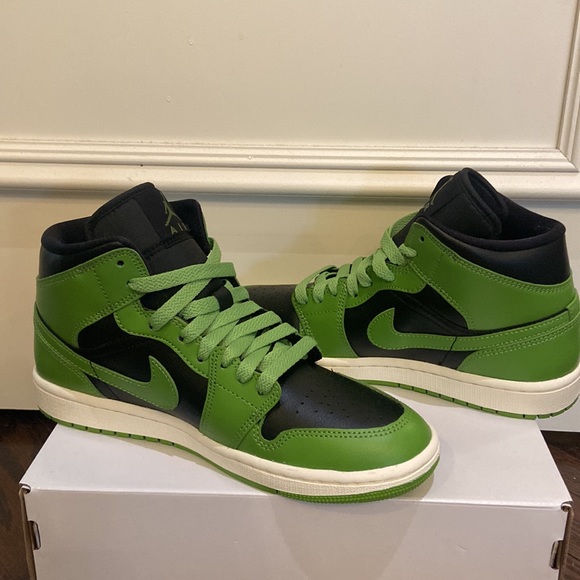WMNS Air Jordan 1 MID size 8 - Picture 6 of 7